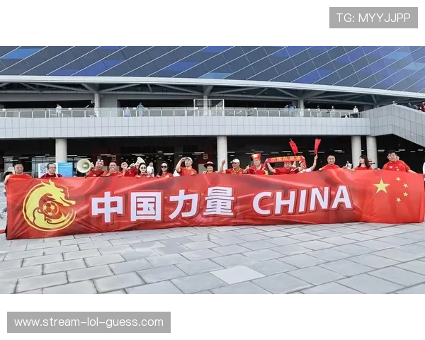 激情四溢的足球场球迷助威瞬间凝聚无尽热情与力量 激情四溢的足球场球迷助威瞬间凝聚无尽热情与力量