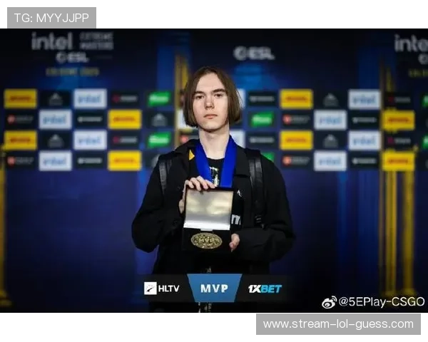 起源足球球星的崛起与影响力：从天才少年到全球偶像的传奇旅程